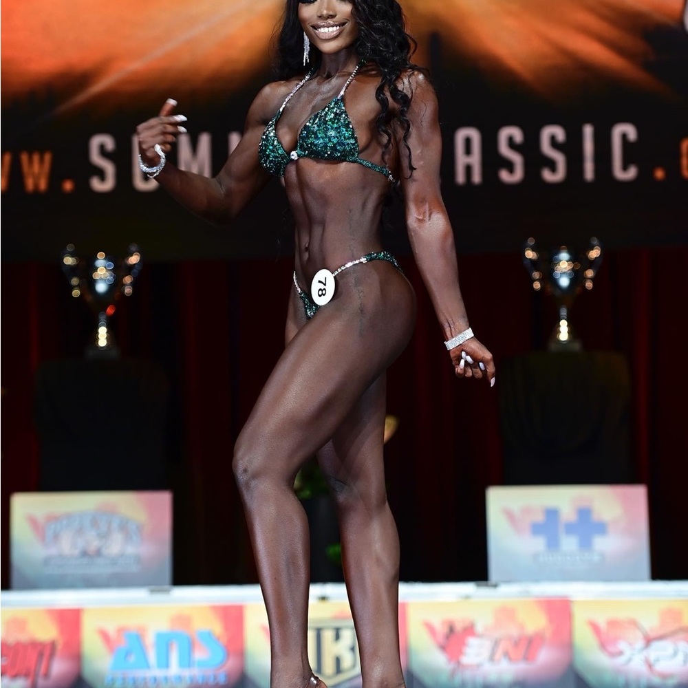 Green bikini competition suit . Matrix effect - Picture 3 of 3